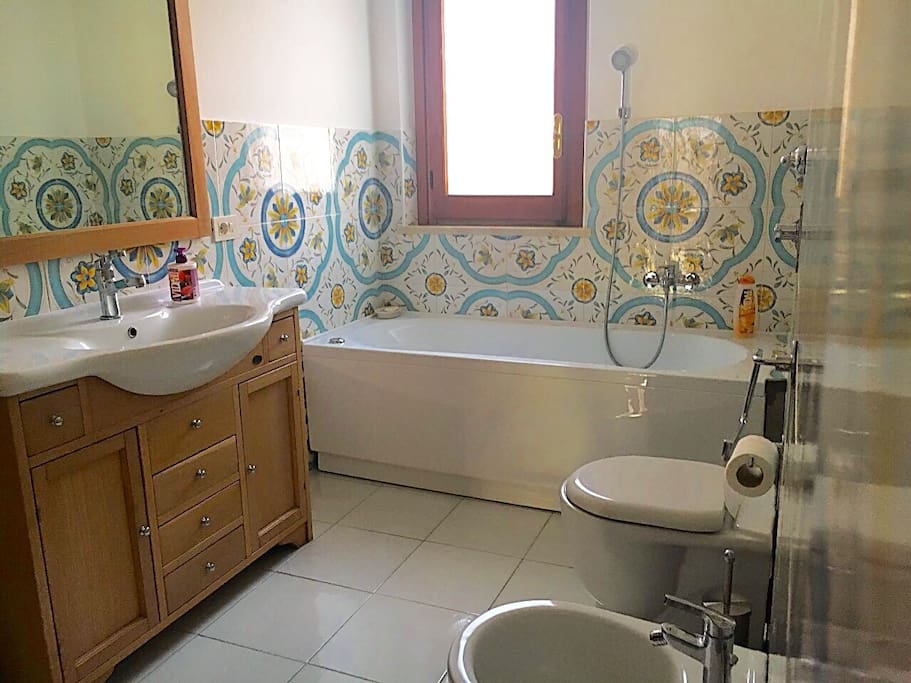 Primo bagno con la vasca irdomassaggio