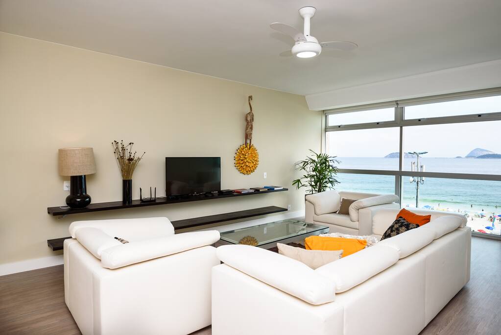 Ampla sala de estar com vista para a praia