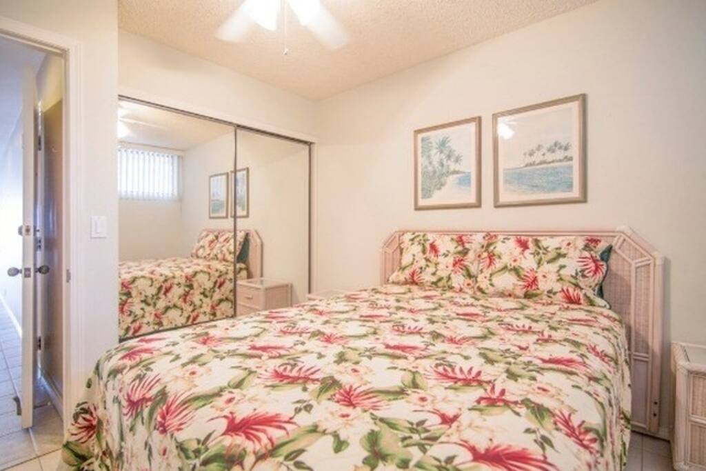 Queen bed 2nd bedroom