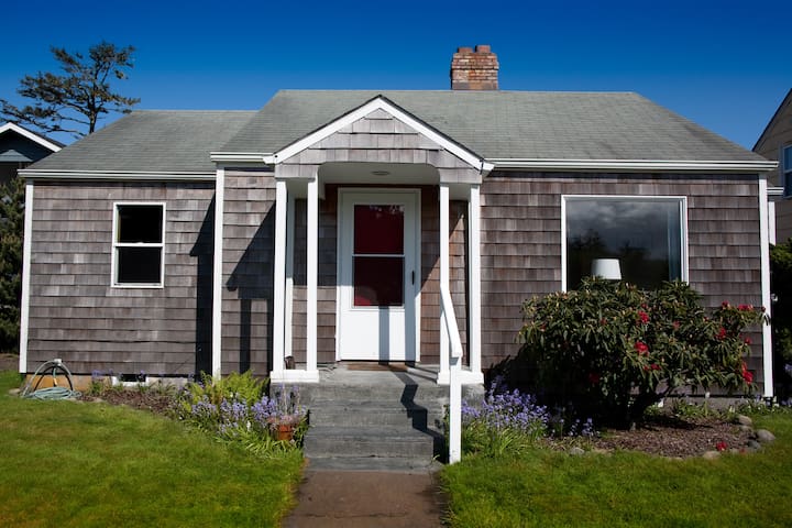 Beachside Bungalow- 2 minute walk to beach