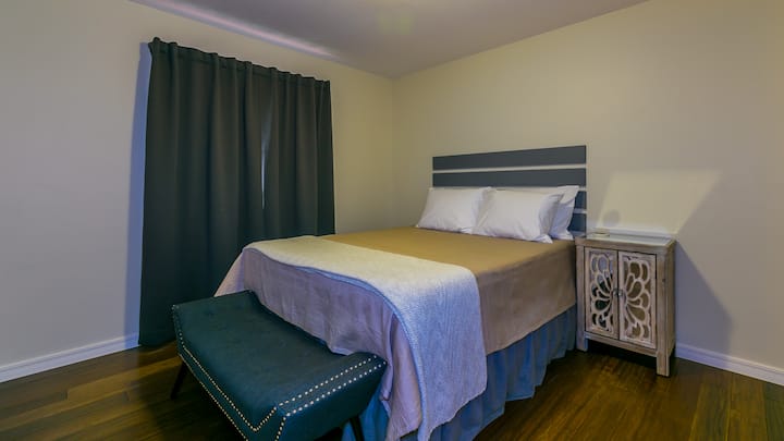 Bedroom 2
Queen size bed. All linens provided along with an extra set for each bed.