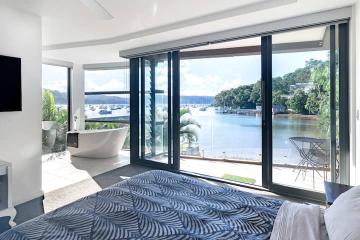 Direct Water Access to Pittwater from a Creative Retreat