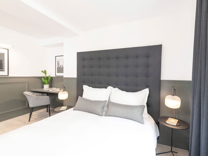 EN : غرفة نوم ثالثة بسرير مزدوج وبياضات ومساحة عمل/ 
FR: غرفة نوم ثالثة بسرير مزدوج وفراش ومساحة عمل 
