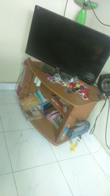 meja dan televisi di lengkapi WI FI, TV Kabel
