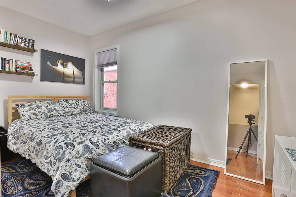 A clean and comfortable room for your stay in Ottawa - double bed