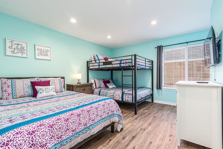Tercer dormitorio: cama tamaño queen y una litera tamaño queen con colchones de espuma viscoelástica.