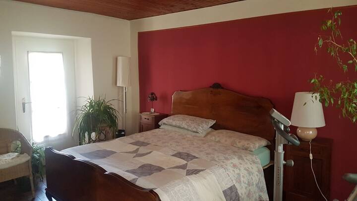 宽敞的双人卧室，小露台可俯瞰村庄 