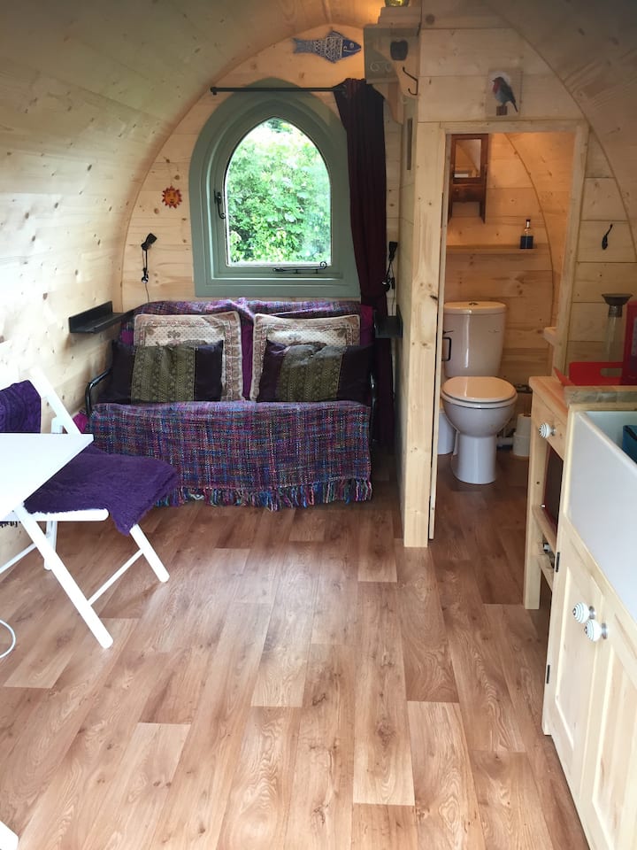 Robins Nest glamping pod. Mold. North Wales. Huts for Rent in