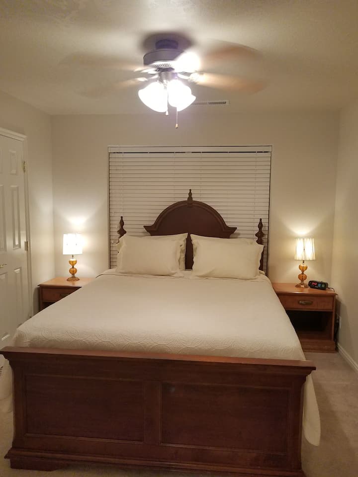 Dormitorio #2. (cama tamaño queen)
