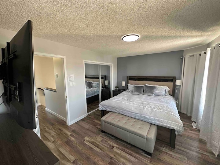 Главен кревет со паметен телевизор со паметно RGB светло под складиште за кревет и сопствена бања 