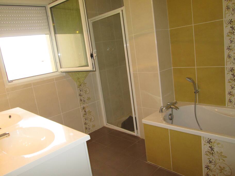 SALLE DE BAIN SPACIEUSE