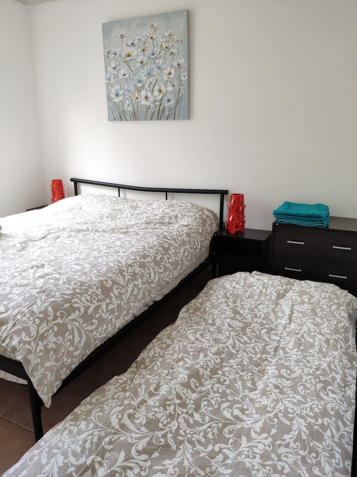 带空调的卧室1
1张标准双人床+ 1张单人床