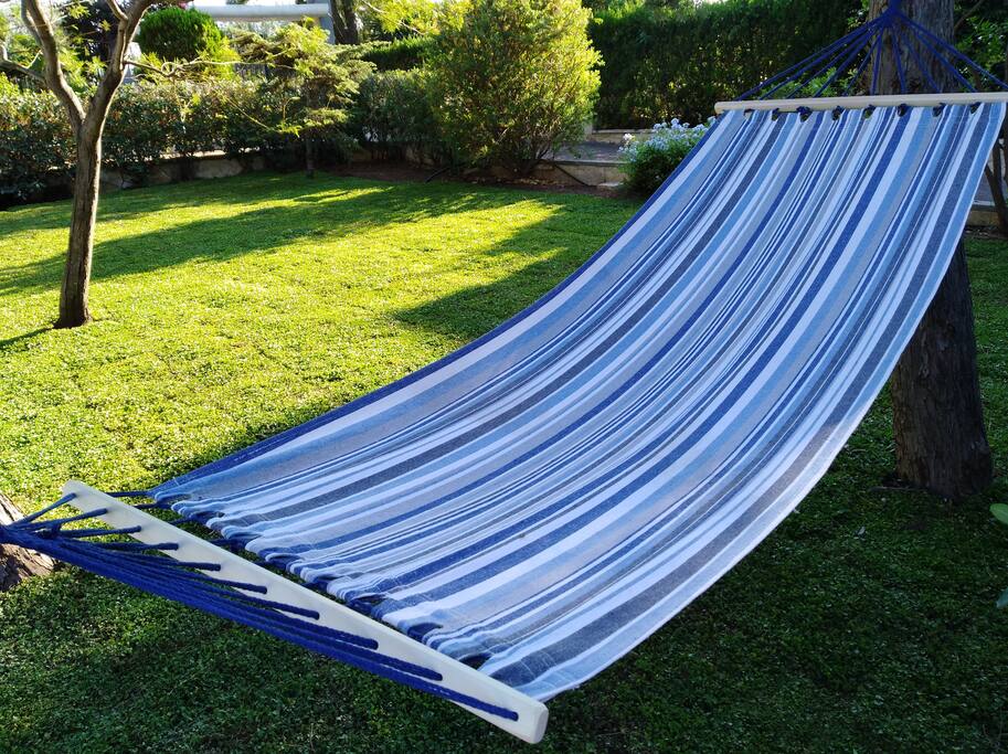 Amaca bordo piscina su prato