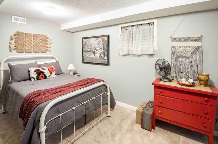 5号卧室-楼下，配备全尺寸床