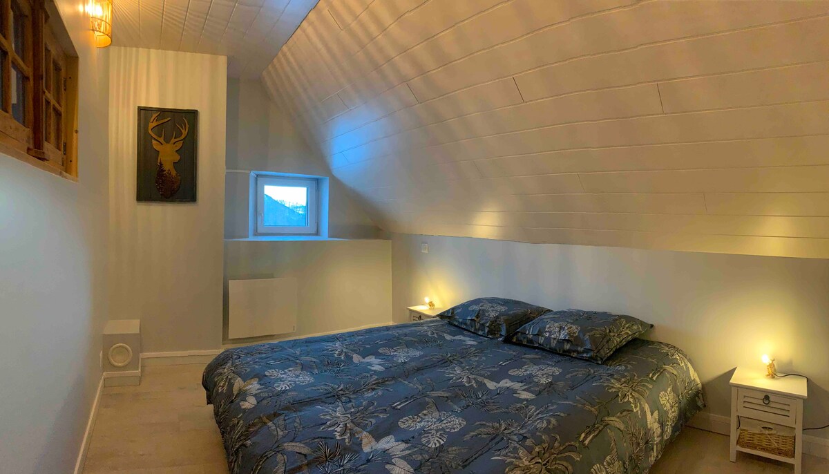 Dhoma e gjumit 1 me krevat 160 x 200 dhe hapësirë për ruajtje.