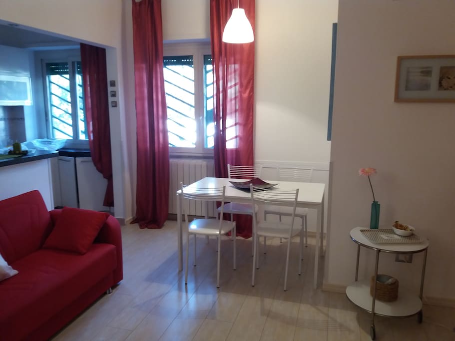 zona soggiorno e tavolo a pranzo