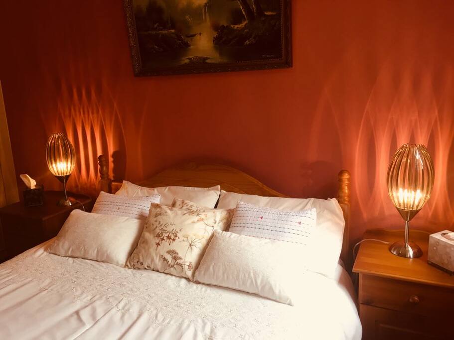 Very comfy king size bed, complete with electric blanket for chilly nights!