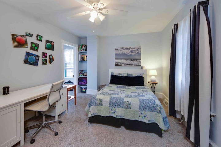 Voelt als je op het strand in de eerste slaapkamer. Volledig bed met beddengoed aanwezig. Deze kamer heeft een mooi werkstation en krijgt goede wifi.