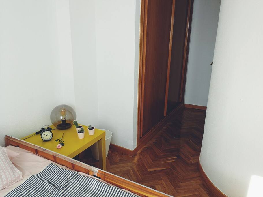 Habitación privada para dos, con armario.
