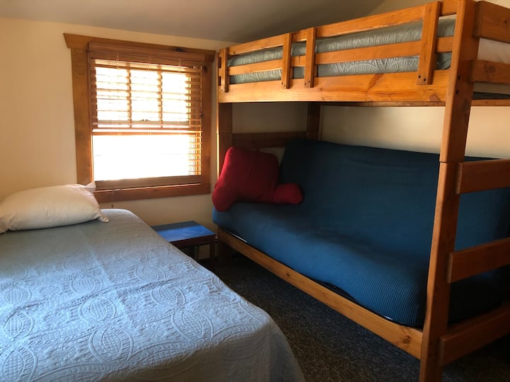 下铺可折叠成全尺寸（日式床垫）床。