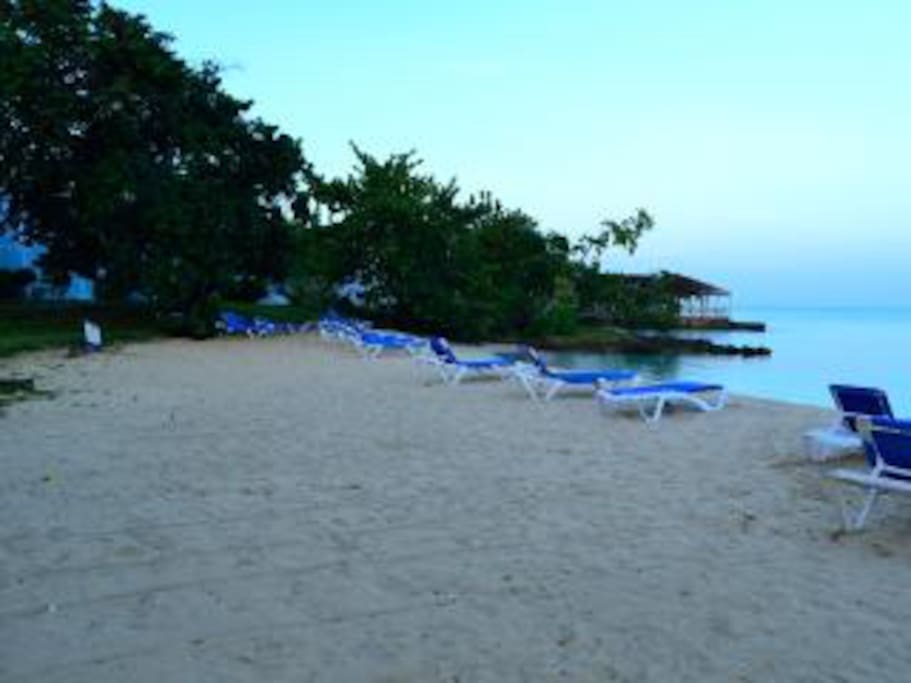 Private beach for you and your guest
Swim safely, NO LIFE GUARD ON DUTY