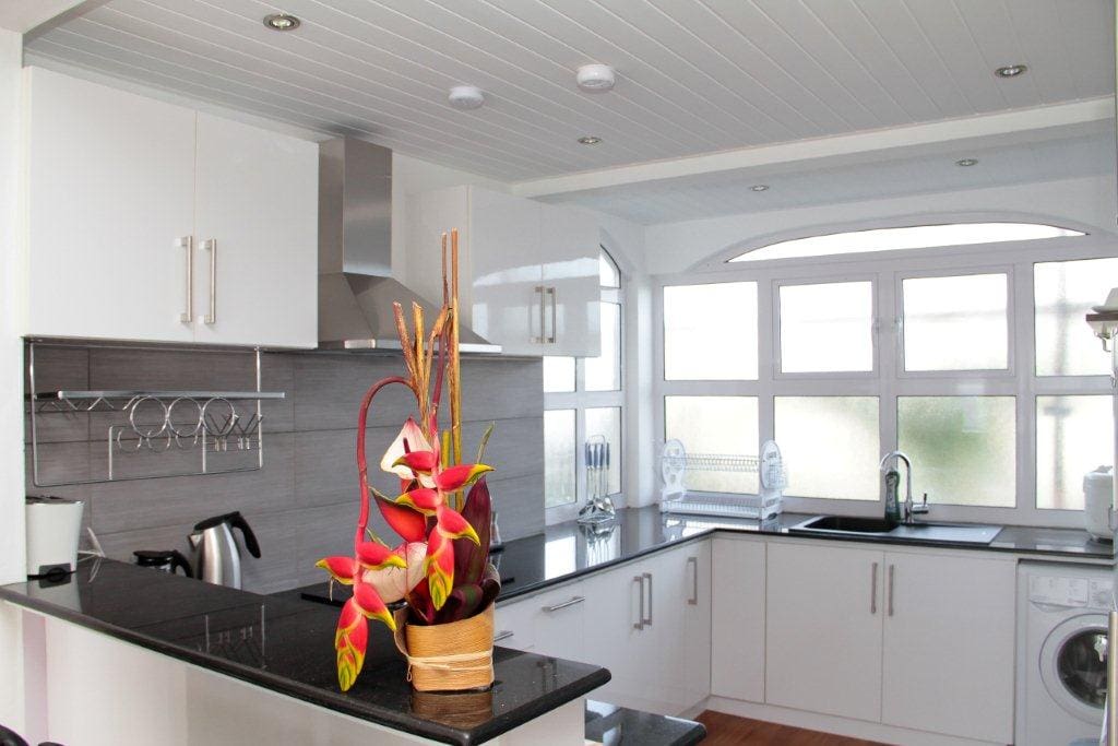 Fully fitted kitchen including fridge freezer and washing machine