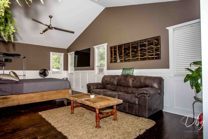 Მთავარი საძინებელი, დიდი საწოლი და გასაშლელი დივანი (Queen), ასევე, სააბაზანო, რომელიც მიმაგრებულია გასასვლელ ტერასაზე. (ზემოთ) .დიდი ხედი წყალზე 