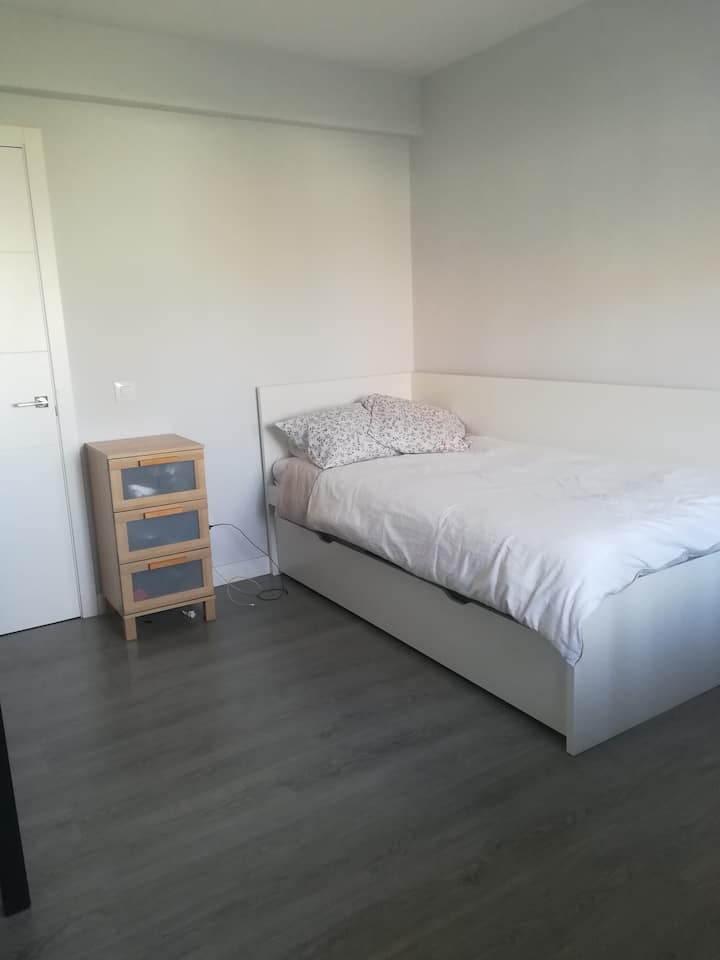 Habitación individual . Amplia con armarios empotrados y mesa escritorio