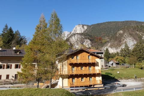 Camera delle Betulle, At the Larches