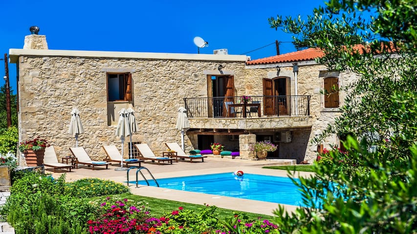 Spacious stonebuilt villa in a tranquil setting!