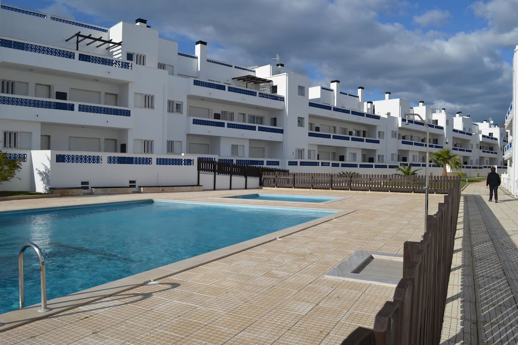 Condomínio fechado com 2 piscinas