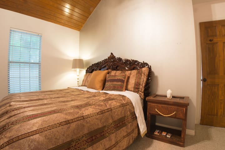 นอนเอกเขนกบนเตียงขนาดคิงไซส์!