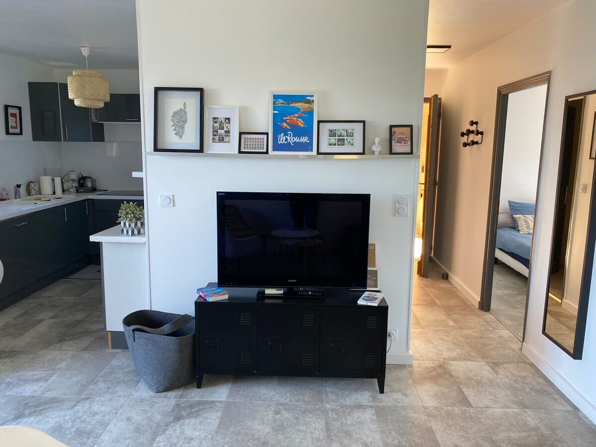 Successful Airbnb property: Sea view pool house & red island in Monticello