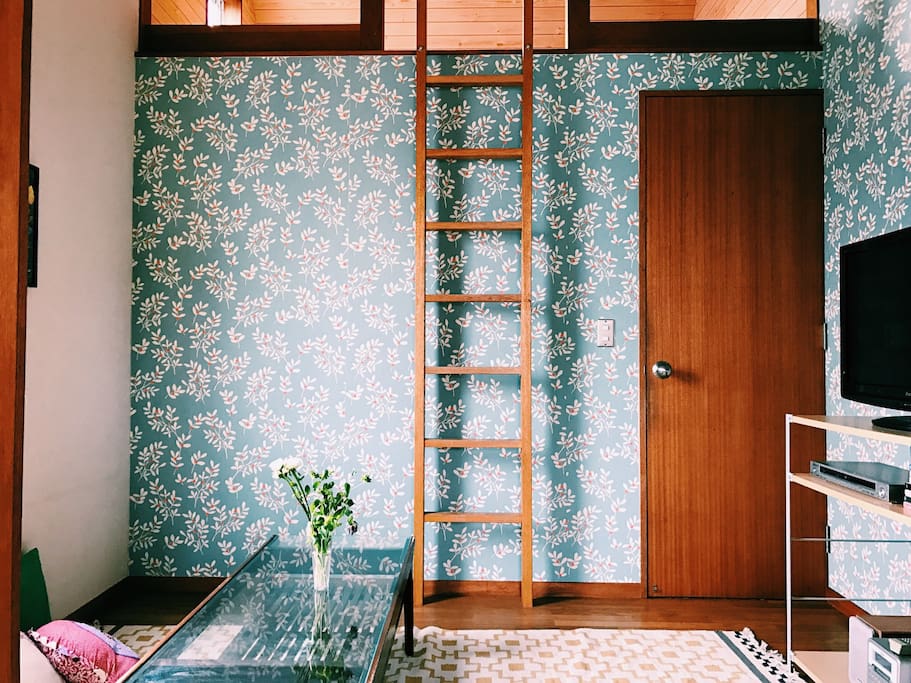 There is a loft upstairs. ハシゴを上ると、ロフトがついています。