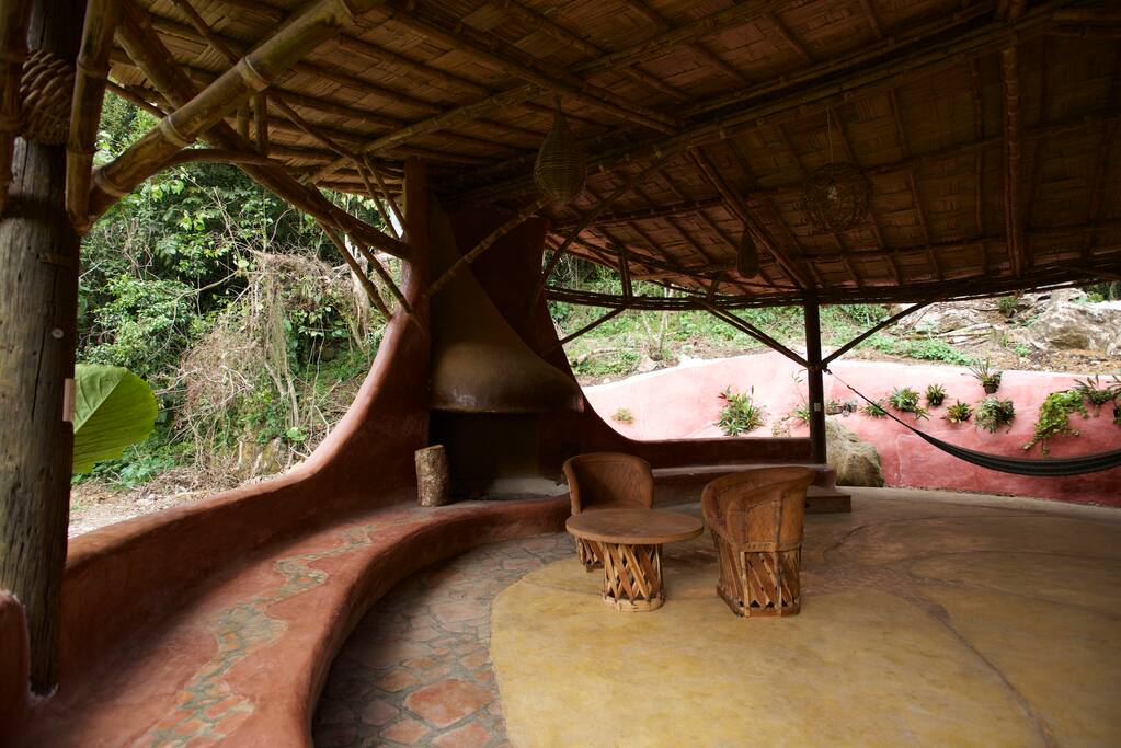 Sala de estar con Chimenea de la cocina El Cocuyo