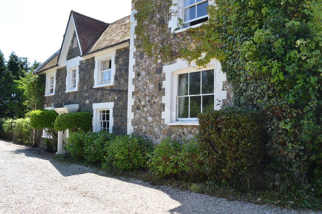 Family House with enclosed large garden heated swimming pool & tennis court perfect for entertaining and relaxing