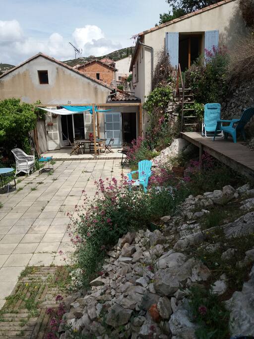La Grande terrasse avec sa pergola vue depuis le ponton