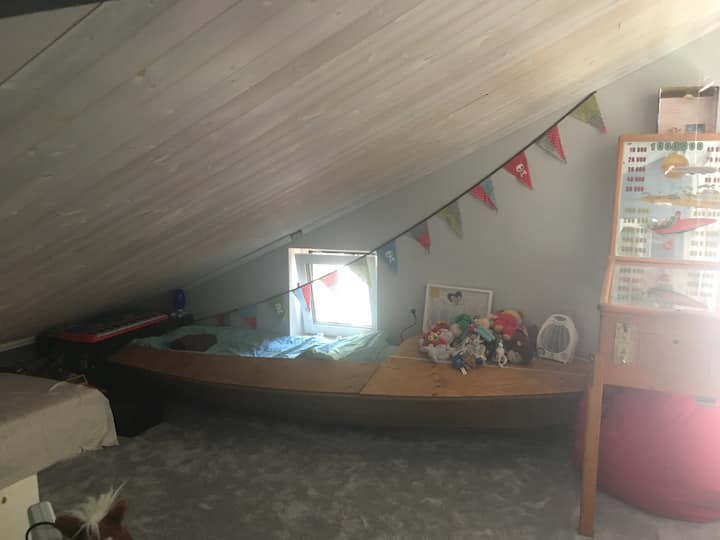 חדר שינה לילדים עם שתי מיטות