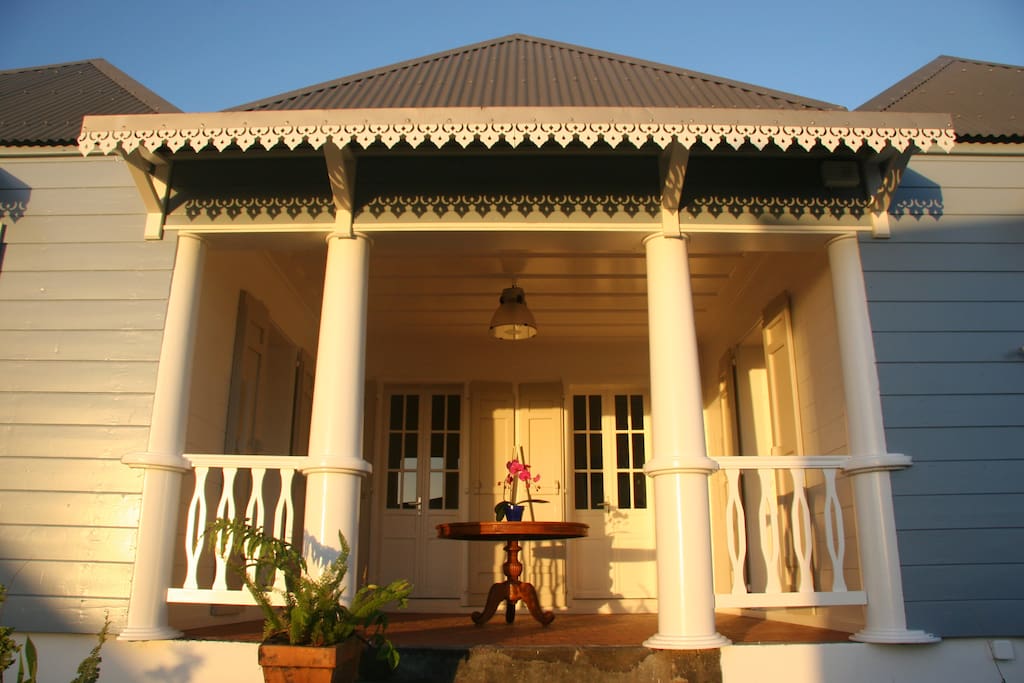 La "varangue " , entrée traditionnelle de la Case Créole.