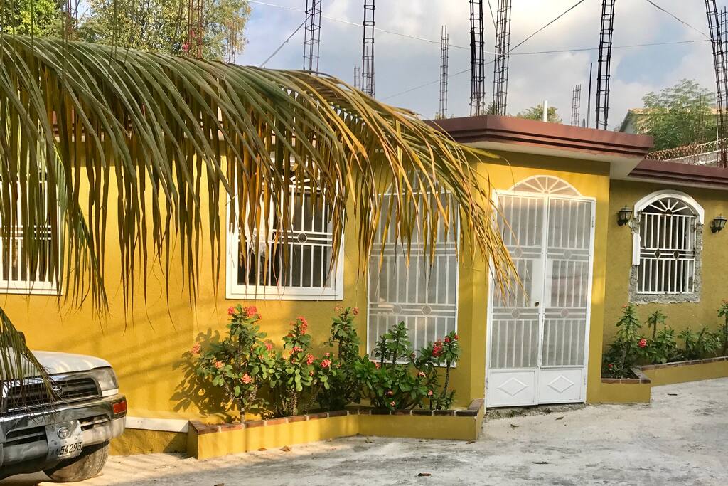 Large gated house in PortauPrince Haiti Maisons à louer à Portau