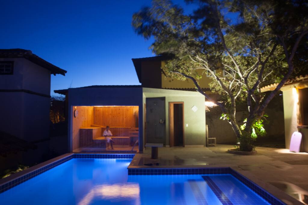 Sauna seca, piscina e banheiro
