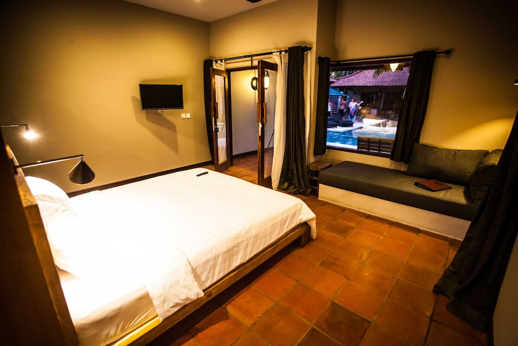 Spacious luxury room with Queen size bed and daybed