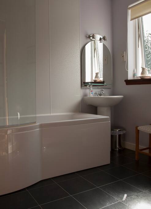 Shower/Bathroom