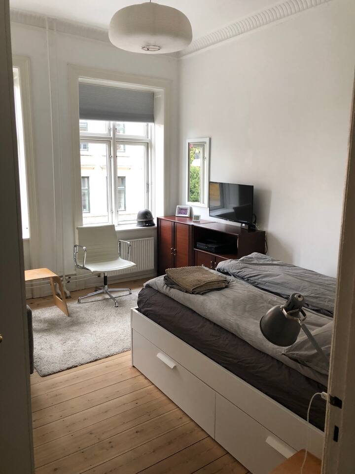 带双人床的后卧室