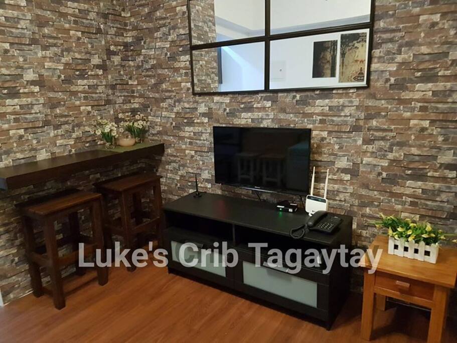 Living room with smart TV, wifi and netflix
