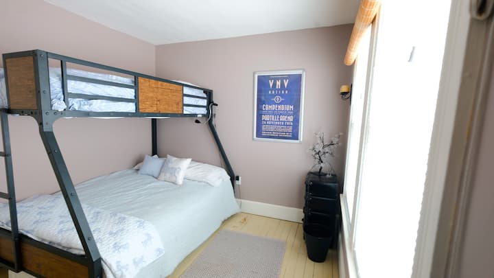 Spavaća soba za goste - krevet s bikovima i bračnim krevetom na kat