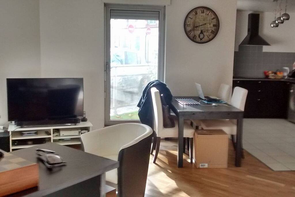Cuisine/salle à manger : Cuisine moderne avec frigo, machine à laver et lave vaisselle et table à manger pour 4 à 6 personnes.