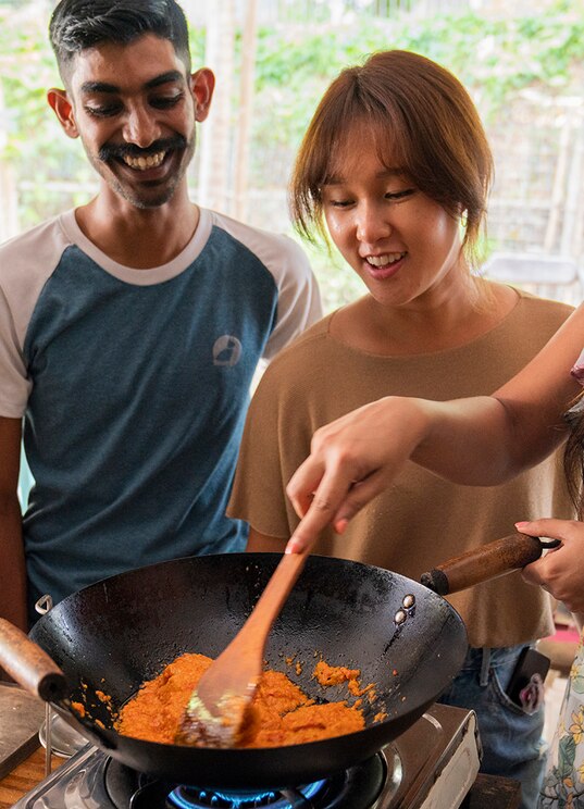 Show full-screen, host-provided image