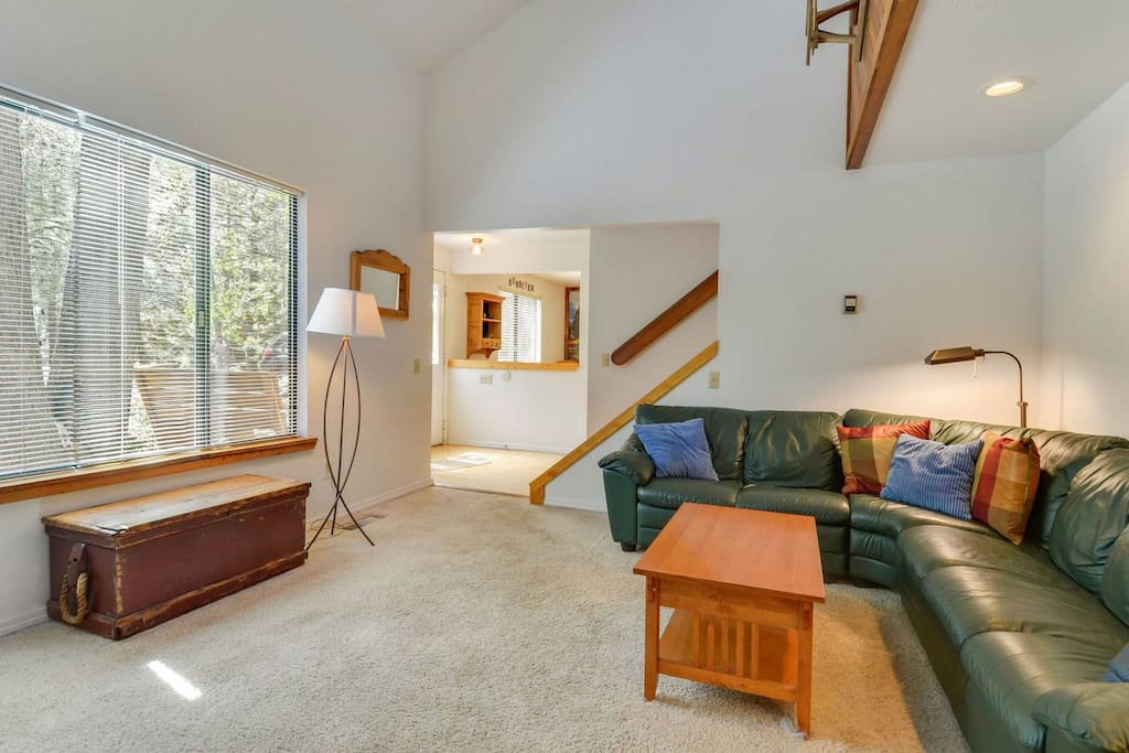 Couch,Furniture,Bedroom,Indoors,Room