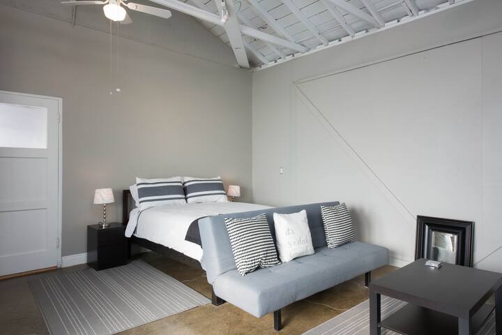 Venice Studio 1.5 miles from Beach